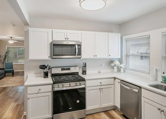 Charming Family Near Great Lakes Naval Base *